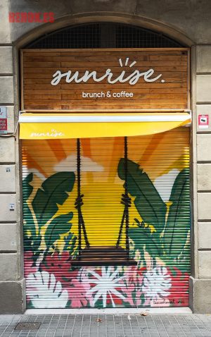 mural persiana sunrise brunch coffee columpio plantas cafe